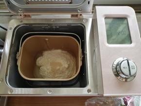 依次把水、糖和盐倒入面包桶里，再倒入面粉，在面粉顶端加入酵母