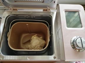 把面包桶放到到东菱JD08面包机里，选择面包机的和面程序10分钟，第一次和面结束，加入5克黄油