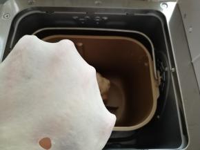 继续和面13分钟，不同型号的面包机和面时间不同，和至扩展阶段即可，不需要揉至手套膜状