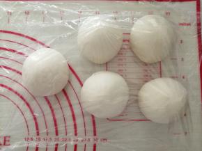 把面团取出，分成5等份，盖上保鲜膜，松驰15分钟