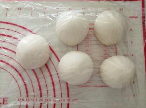 把面团取出，分成5等份，盖上保鲜膜，松驰15分钟