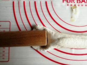 用擀面棍把粗的一头擀扁