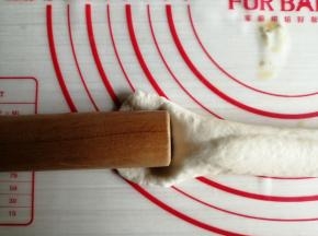 用擀面棍把粗的一头擀扁