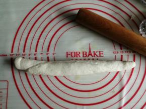 卷起来，再搓长，一头粗一头细