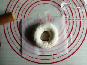 把细的一头放上去，用压扁的一头包住，捏