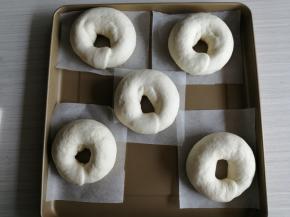 放在裁剪好的油纸上，放入东菱K40C烤箱，用发酵档发酵30分钟左右，发至两倍大