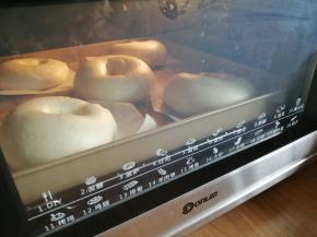 放入已经预热到上火190度，下火200度的东菱K40C烤箱中下层，烘烤20分钟左右，烘烤结束，把面包取出，在晾架上晾凉