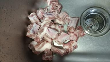 排骨浸泡出血水后沥干水分装盘子里