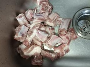 排骨浸泡出血水后沥干水分装盘子里