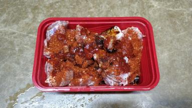 放入腌料：番茄酱、料酒、老抽、辣料