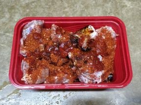 放入腌料：番茄酱、料酒、老抽、辣料
