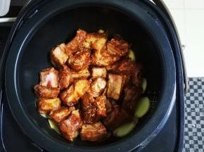 再码入腌好的排骨