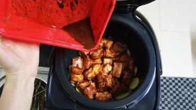 倒入剩余腌料汁和2勺子水