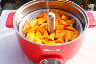 南瓜、紫薯洗净去皮去瓤切小块大火蒸熟。