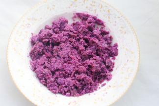紫薯捣成泥。