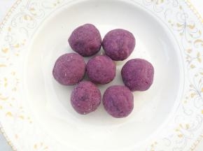 分成大小均等的圆球。