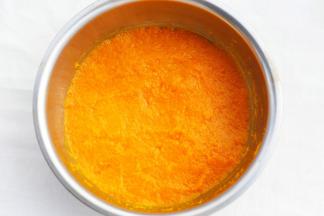 南瓜捣成泥。