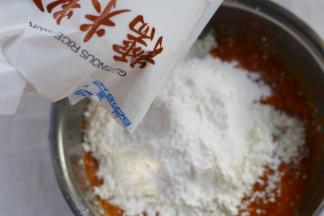 加入糯米粉拌匀揉成面团。