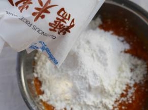 加入糯米粉拌匀揉成面团。