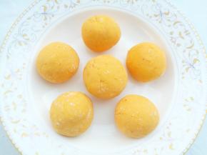 分成大小均等的圆球压扁。