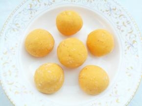 分成大小均等的圆球压扁。