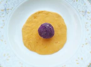紫薯球放入南瓜面饼上。