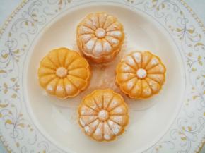 用月饼模具压出花型，放入垫好油纸的盘中。