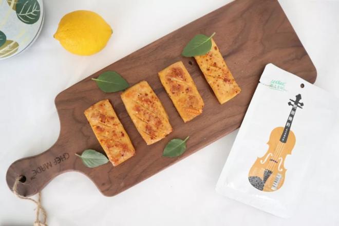 一片会说萨瓦迪卡的烤豆干，泰式烤豆干