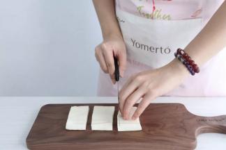 豆干切块，表面划几刀，以便入味。