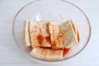 cook100泰式香辣腌料与水混合均匀，淋在豆干上，

尽量使每一块豆干都蘸上腌料汁。

保鲜膜包好，放入冰箱冷藏腌制至少一小时。