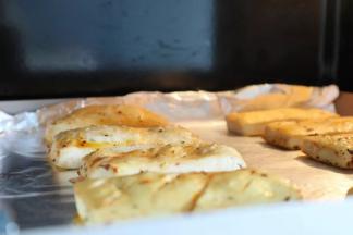 放入预热好的烤箱，上下火200度，中层烘烤约15分钟。