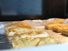 放入预热好的烤箱，上下火200度，中层烘烤约15分钟。