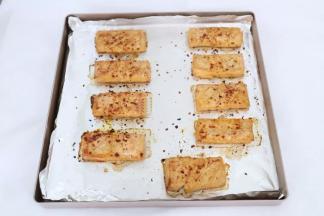 立刻取出，表面再刷一层油，撒上辣椒粉，翻面，再次刷油、撒辣椒粉，

然后放入烤箱，继续烘烤约15分钟即可。