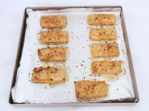 立刻取出，表面再刷一层油，撒上辣椒粉，翻面，再次刷油、撒辣椒粉，

然后放入烤箱，继续烘烤约15分钟即可。