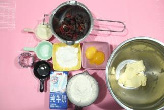 黄油提前切成小块软化备用，准备好其他所需要的材料。