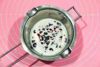 我用的果干比较大颗，所以需要用刀切碎。然后用50克牛奶浸泡10-15分钟。