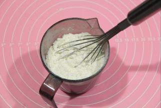 将低筋面粉与奶粉用手动打蛋器混合均匀。