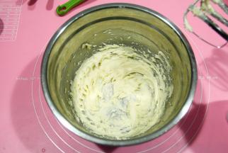 先用刮刀按压混合一下，防止糖粉飞溅，然后电动打蛋器中速，开始打发。打到蓬松变白，而且是顺滑的。所以黄油软化到位是很重要的。