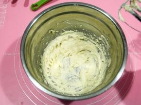 先用刮刀按压混合一下，防止糖粉飞溅，然后电动打蛋器中速，开始打发。打到蓬松变白，而且是顺滑的。所以黄油软化到位是很重要的。