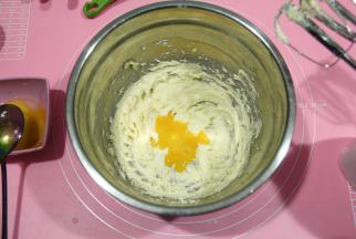 然后分2-3次加入常温蛋黄，一定是常温蛋黄，直接冷藏蛋黄容易造成油水分离。每次加入蛋黄，继续打到与黄油糊混合，再加下一次，直到蛋黄全部加完。