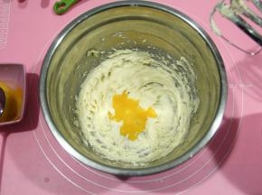 然后分2-3次加入常温蛋黄，一定是常温蛋黄，直接冷藏蛋黄容易造成油水分离。每次加入蛋黄，继续打到与黄油糊混合，再加下一次，直到蛋黄全部加完。