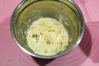 顺滑的黄油糊，再加一点点香草精，如果没有，可以不放。再打均匀顺滑即可。蓬松的黄油糊。