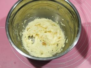 顺滑的黄油糊，再加一点点香草精，如果没有，可以不放。再打均匀顺滑即可。蓬松的黄油糊。