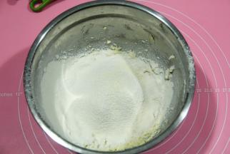 筛入低粉与奶粉的混合物。