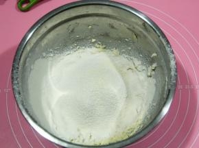 筛入低粉与奶粉的混合物。