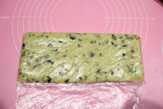 继续拌匀成均匀面团。放入干净保鲜袋中，擀成1厘米厚的方形。放入冰箱冷冻20分钟左右。注意冷冻和冷藏都可以，如果面团湿度不大，就冷藏，如果说面团有点湿，还是冷冻吧。因为粉类的吸水量是不同的，这里给出的配方量只能说参考，每个人使用的材料品牌不一定相同！