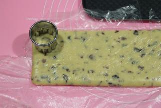 预热烤箱，上下180度。然后取出略有一点点硬度的面团，用花型切模，切出形状，排入烤盘，预留一点距离，烘烤会膨胀的。边角再继续擀一下，整形即可，或者边角可以揉成团，按压成圆形即可。