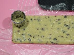 预热烤箱，上下180度。然后取出略有一点点硬度的面团，用花型切模，切出形状，排入烤盘，预留一点距离，烘烤会膨胀的。边角再继续擀一下，整形即可，或者边角可以揉成团，按压成圆形即可。