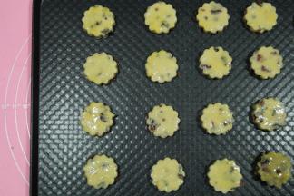 全部操作好，然后用毛刷在饼干表面刷一层厚厚的蛋黄液。