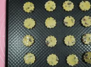 全部操作好，然后用毛刷在饼干表面刷一层厚厚的蛋黄液。